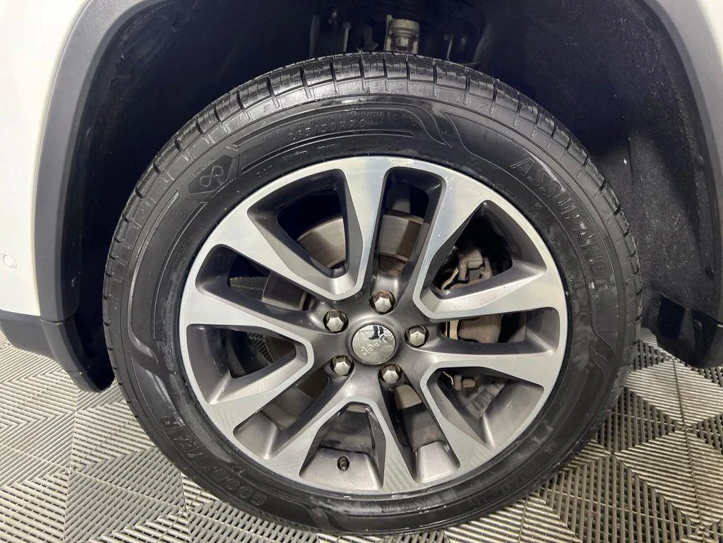 Used 2018 Bright White Clearcoat Jeep Limited image 9