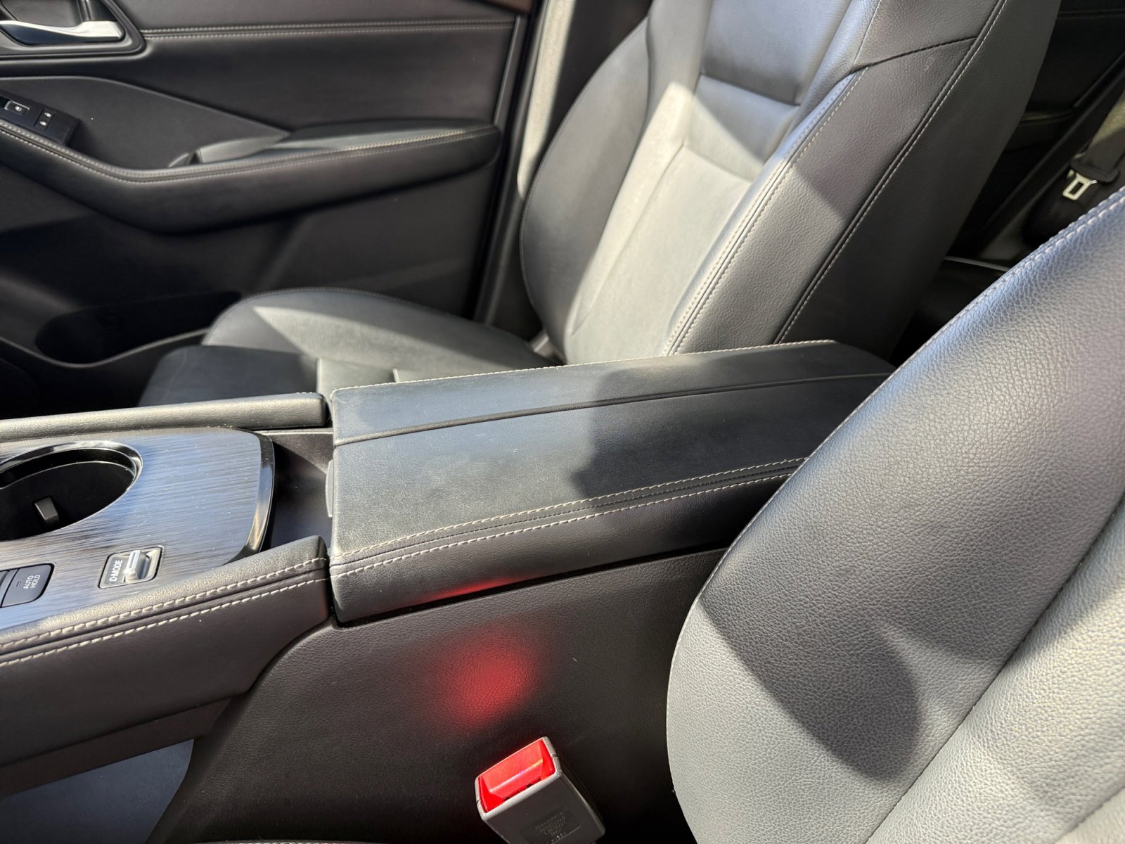 Used 2023 Champagne Silver Nissan SL image 14
