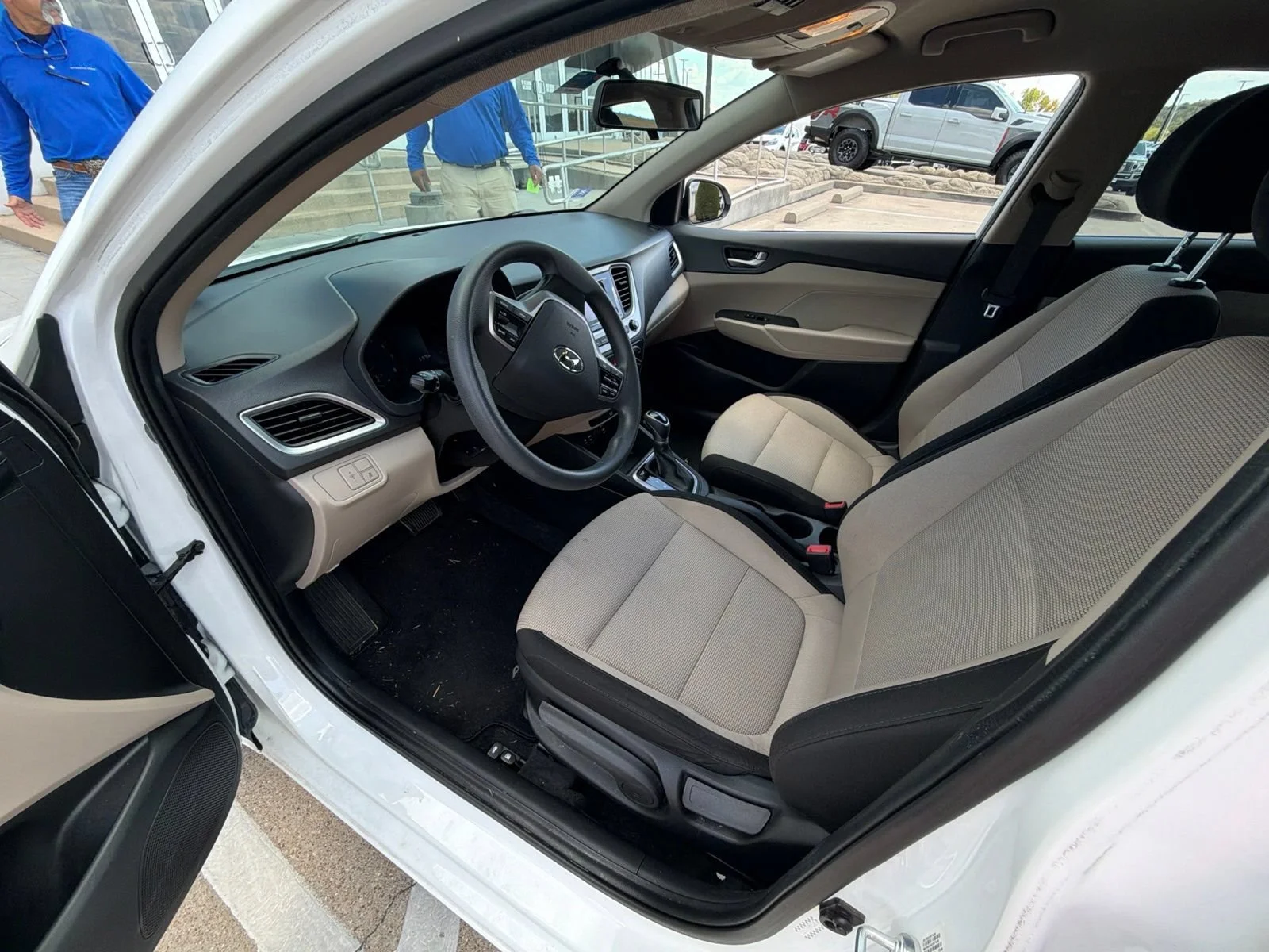 Used 2020 White Hyundai SE image 10