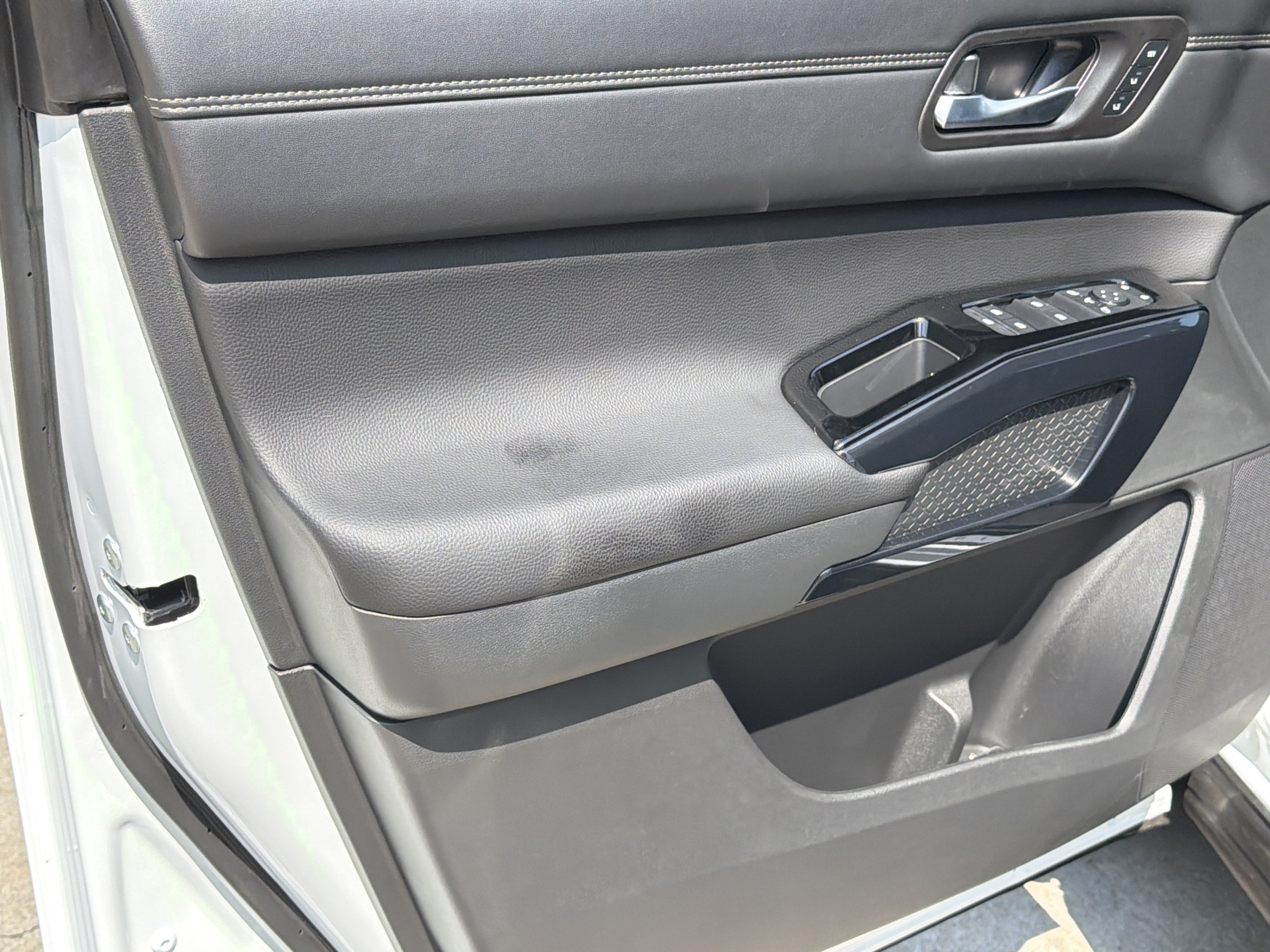 New 2026 Everest White Pearl Tricoat Nissan Platinum image 11