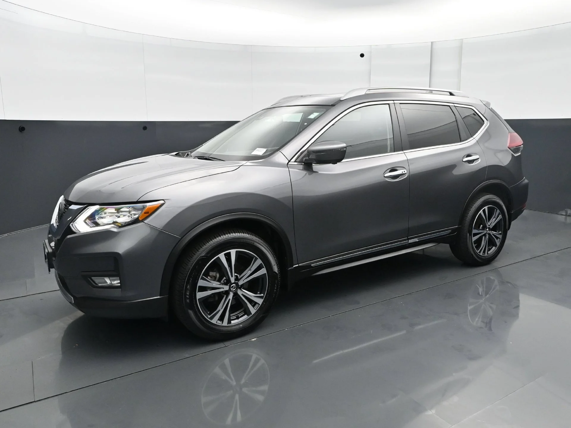 Used 2018 Nissan Rogue SL with VIN 5N1AT2MV3JC798065 for sale in Wayzata, Minnesota