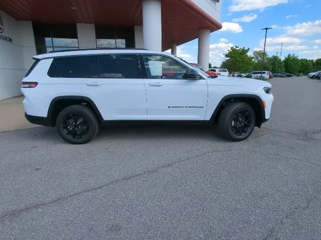 New 2026 Bright White Clear-Coat Exterior Paint Jeep Laredo image 30