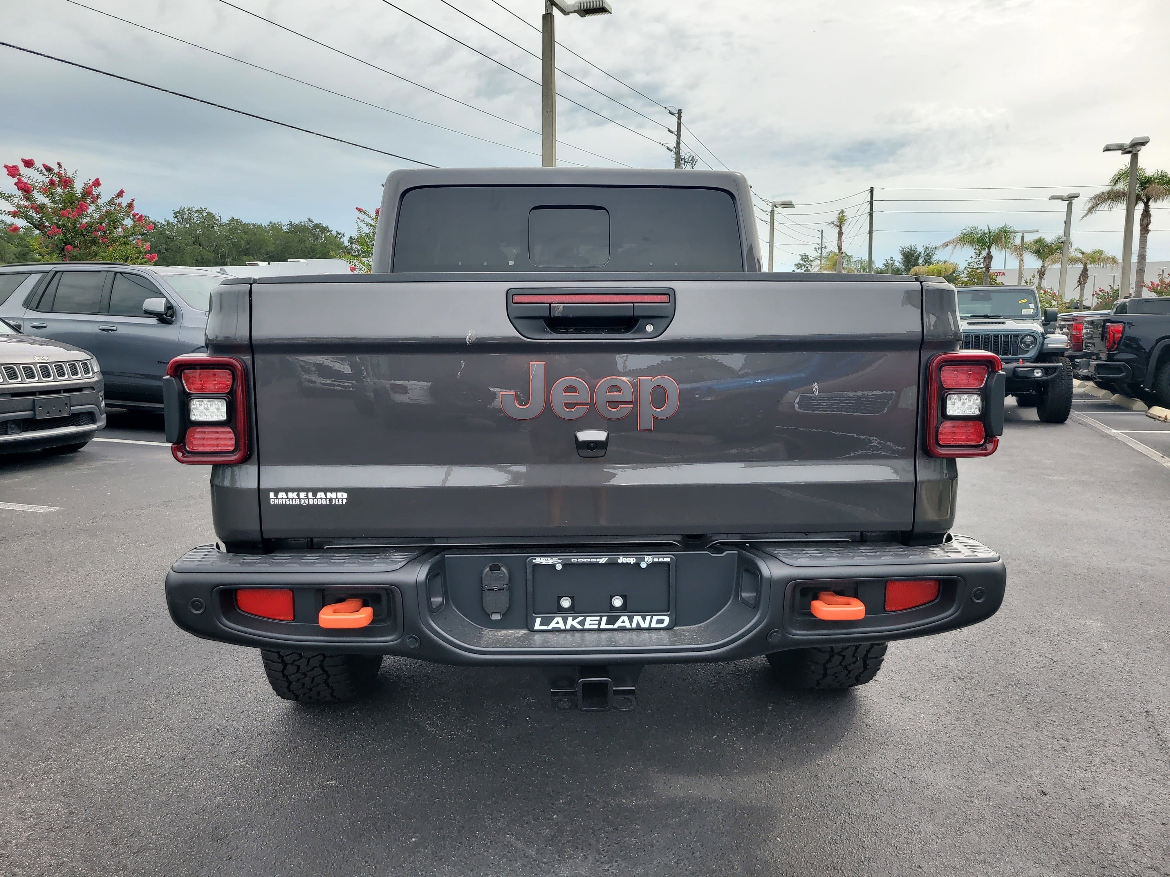New 2026 Granite Crystal Metallic Clear-Coat Exterior Paint Jeep Mojave X image 7