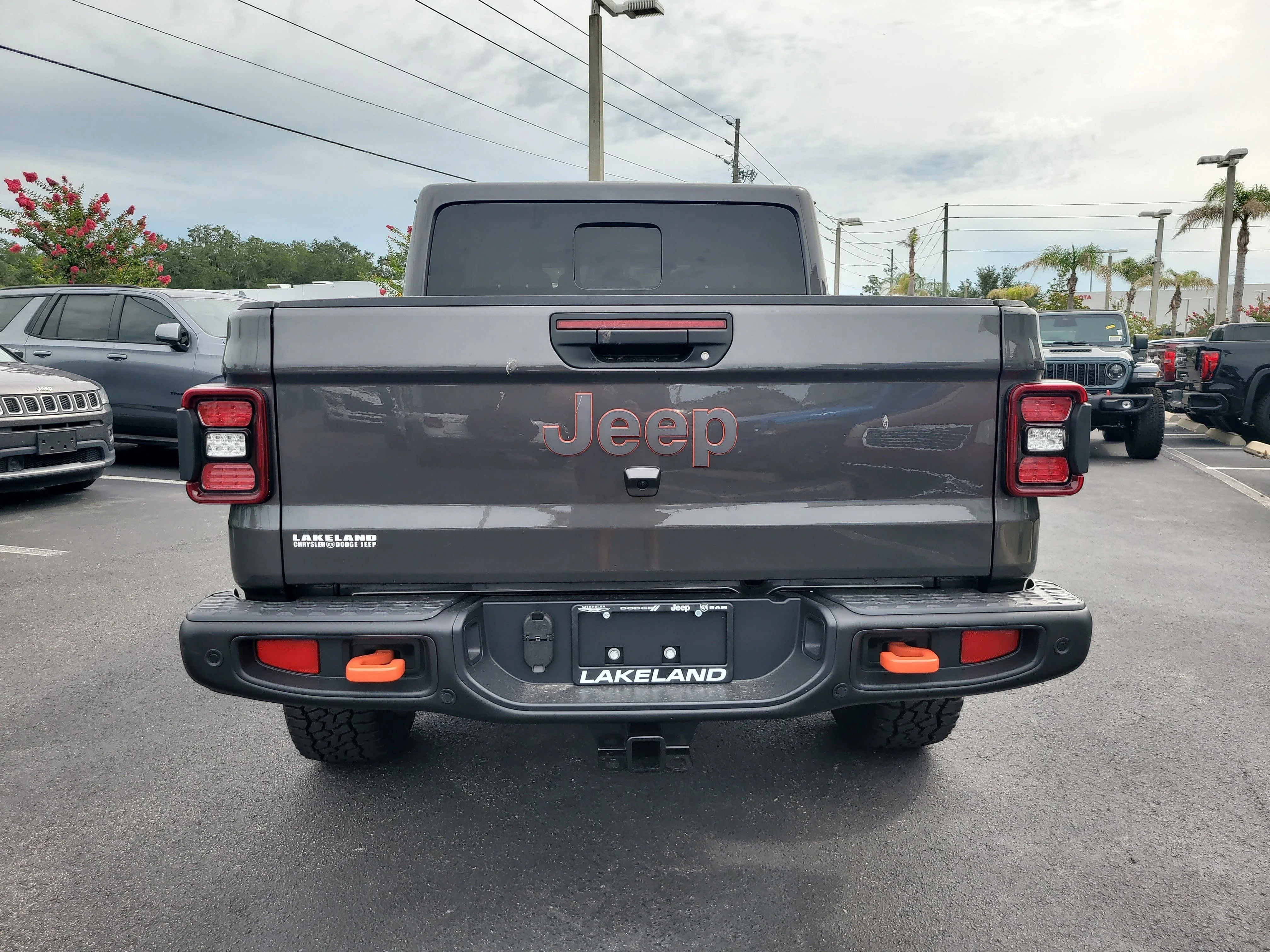 New 2026 Granite Crystal Metallic Clearcoat Jeep Mojave X image 7
