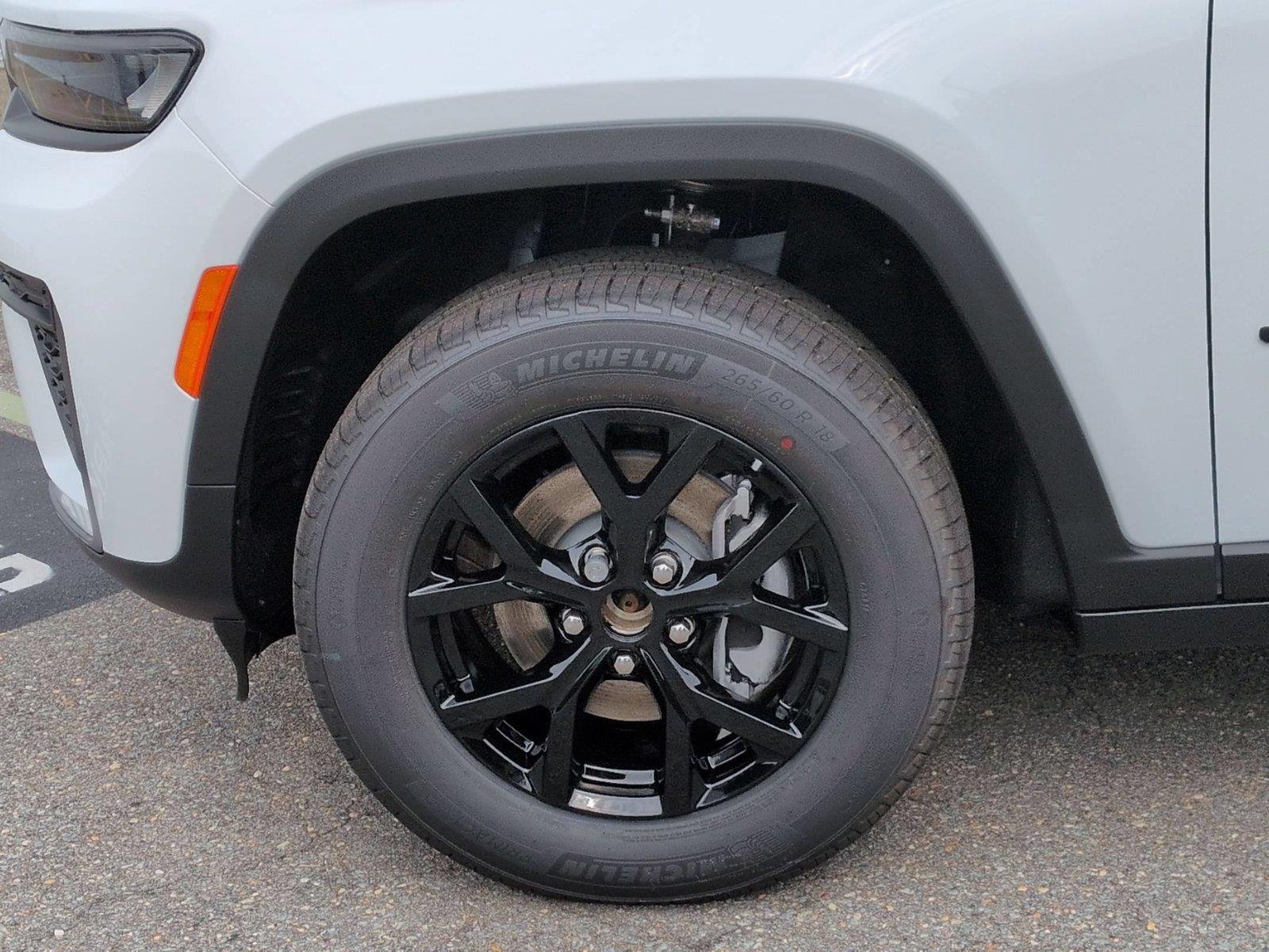 New 2026 Bright White Clear-Coat Exterior Paint Jeep Laredo Altitude image 10