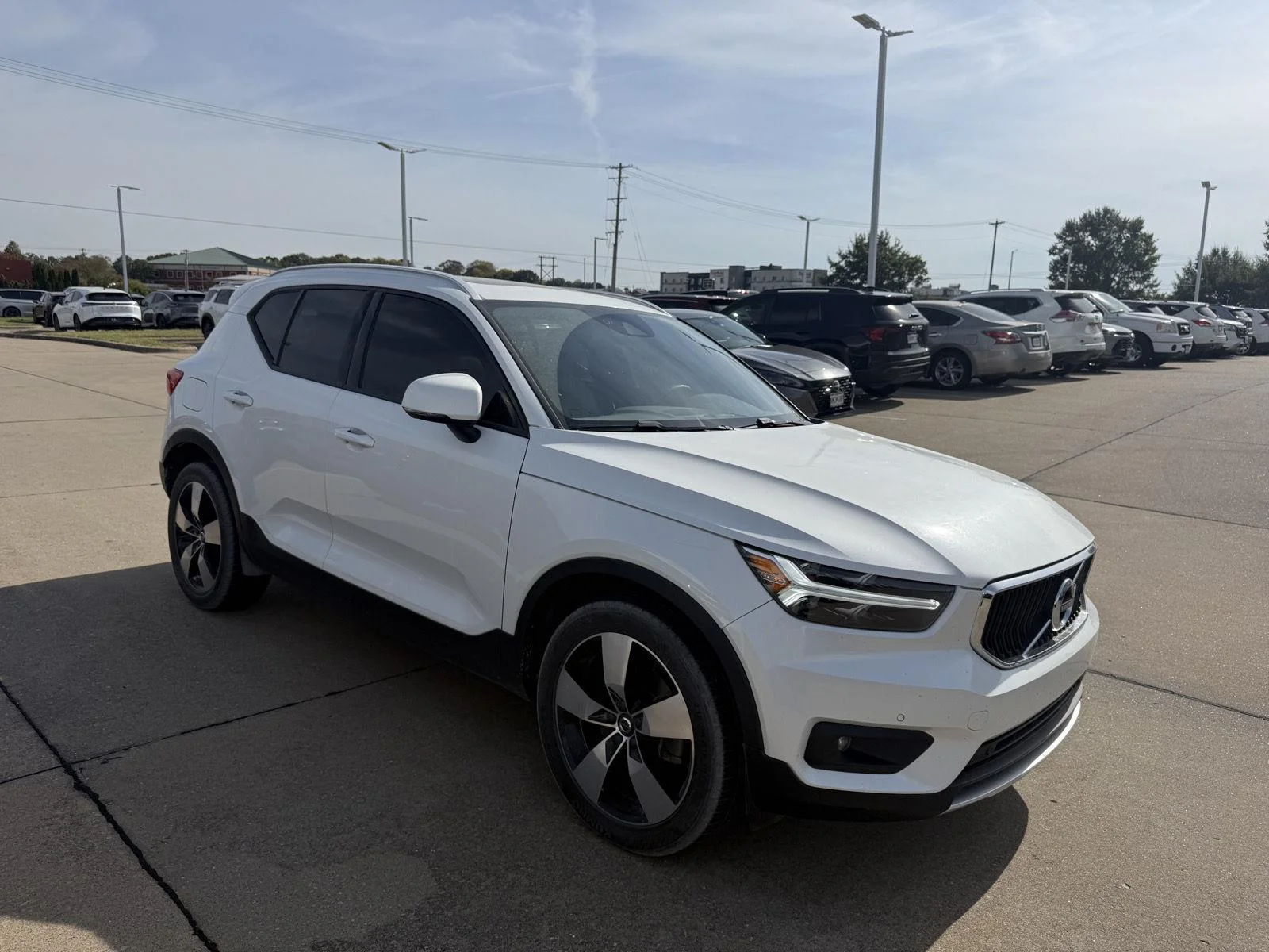 Used 2021  Volvo Momentum image 1