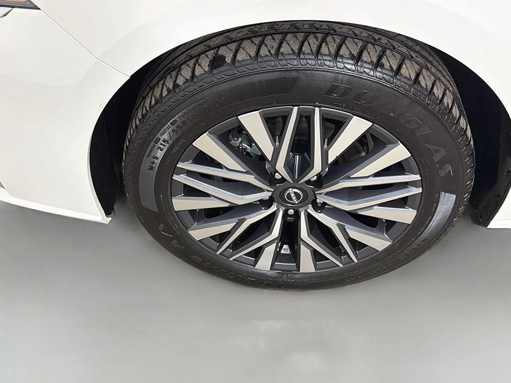 Used 2025 Glacier White Nissan 2.5 SV image 16