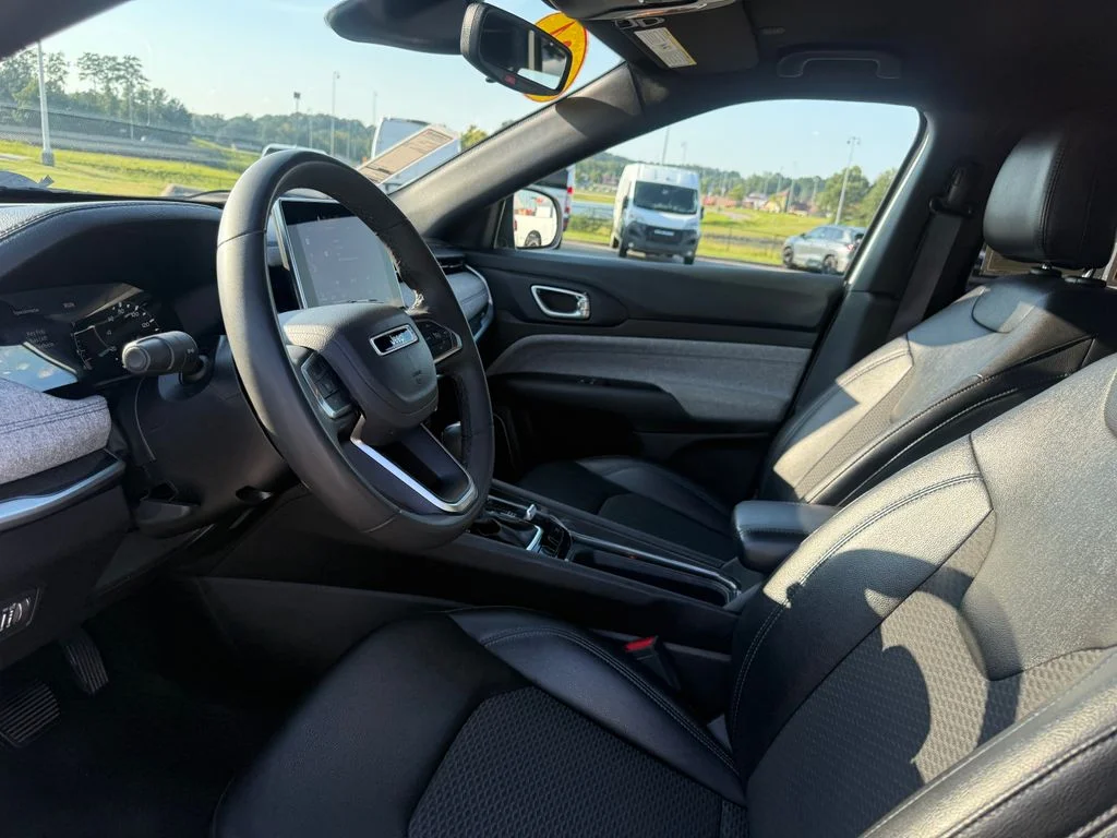 Used 2024 White Jeep Latitude image 4