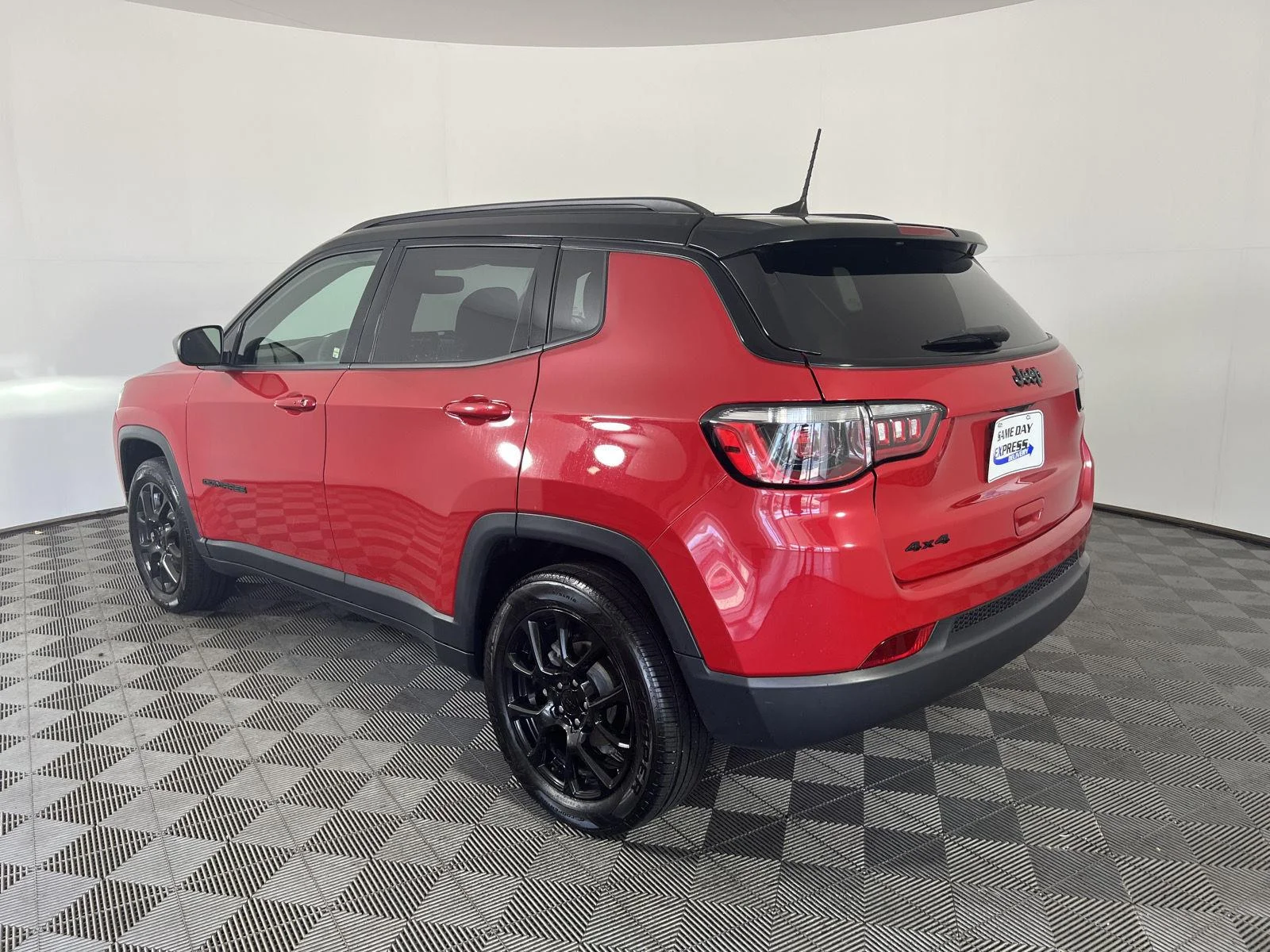 Used 2023  Jeep Altitude image 27
