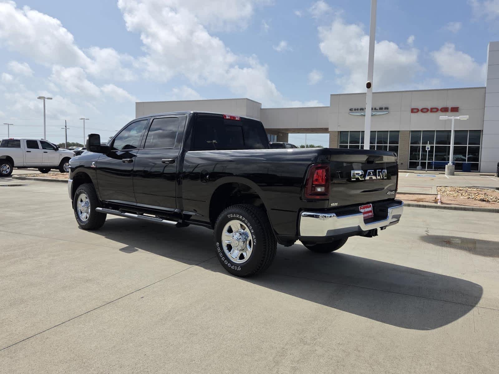 New 2026 Diamond Black Crystal Pearl-Coat Exterior Paint RAM Tradesman image 3