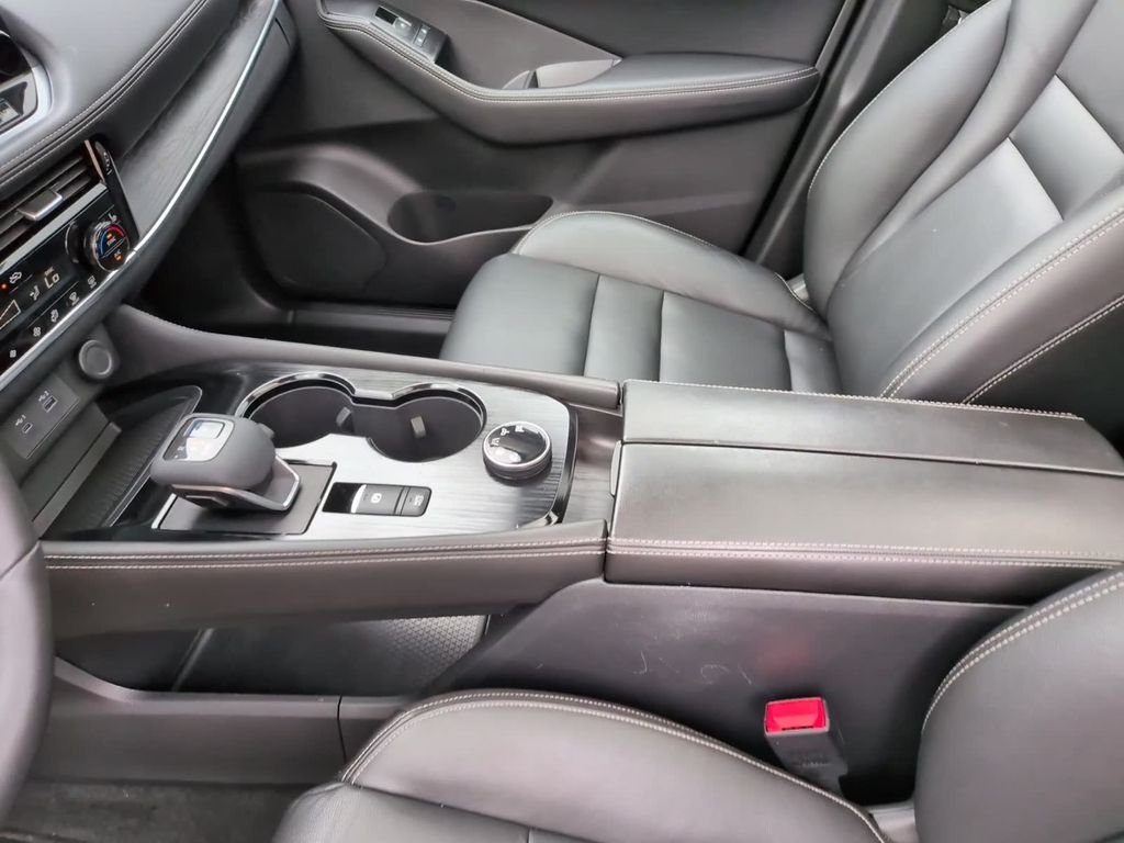 Used 2021 White Nissan SL image 25