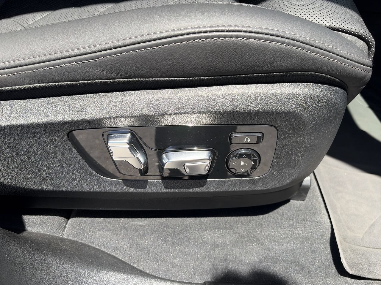 Used 2023 Carbon Black Metallic BMW xDrive40i image 38