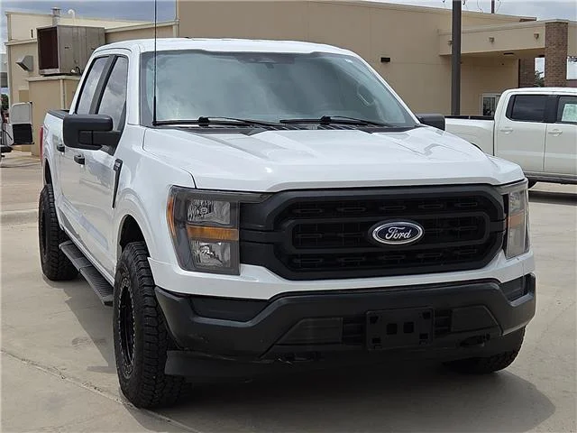 Used 2023 Oxford White Ford XL 4x4 SuperCrew Cab 5.5 ft. box 145 in. WB image 6