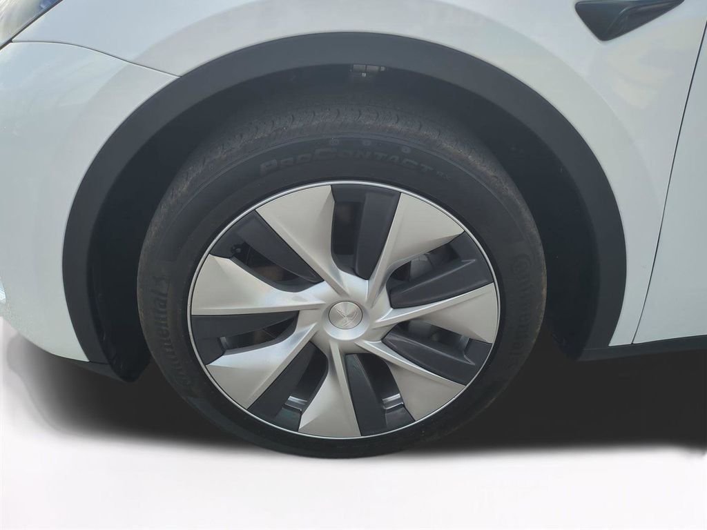 2024 Tesla Model Y Long Range - Photo 11