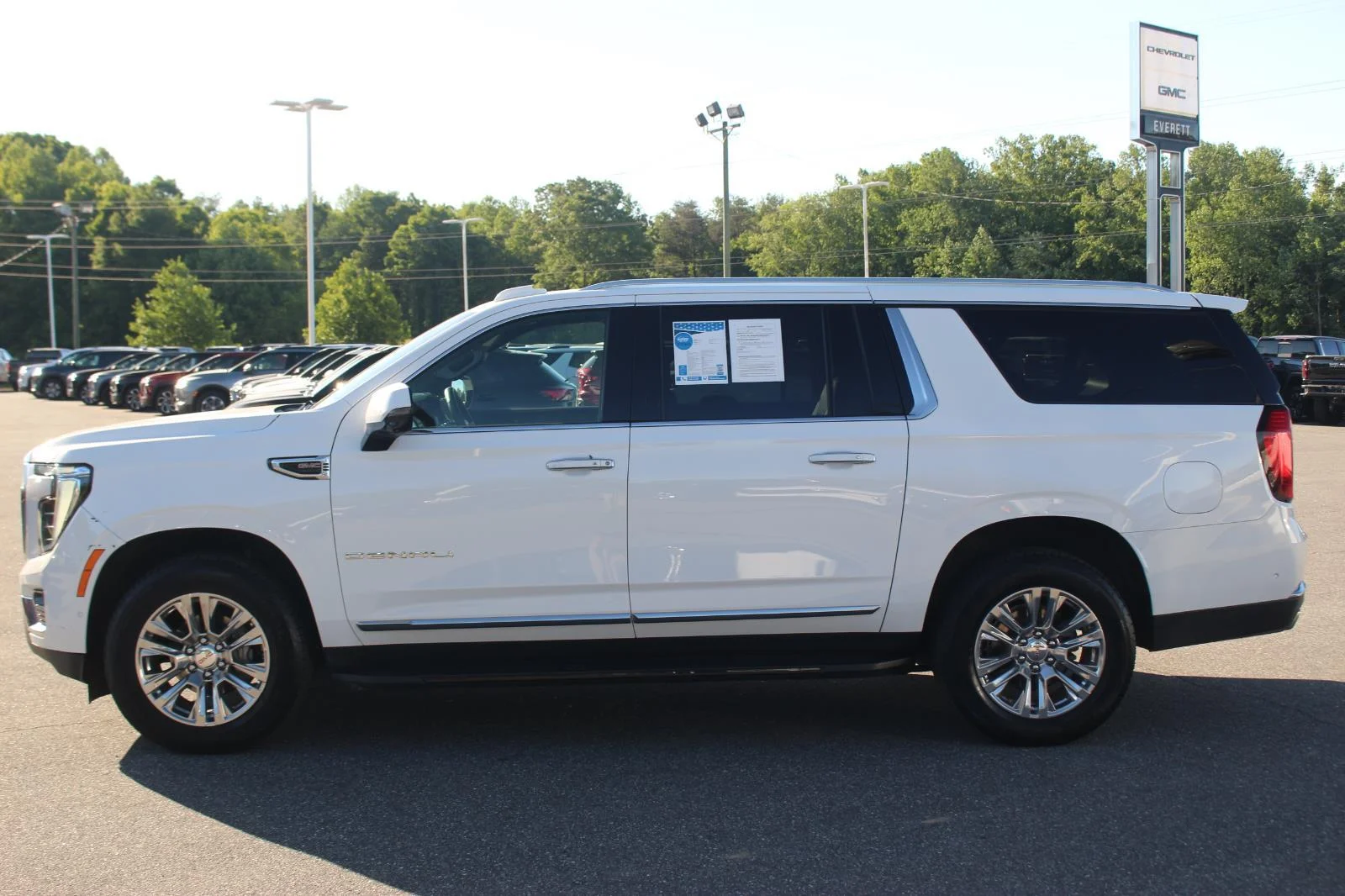 Used 2025 Summit White GMC Denali image 4