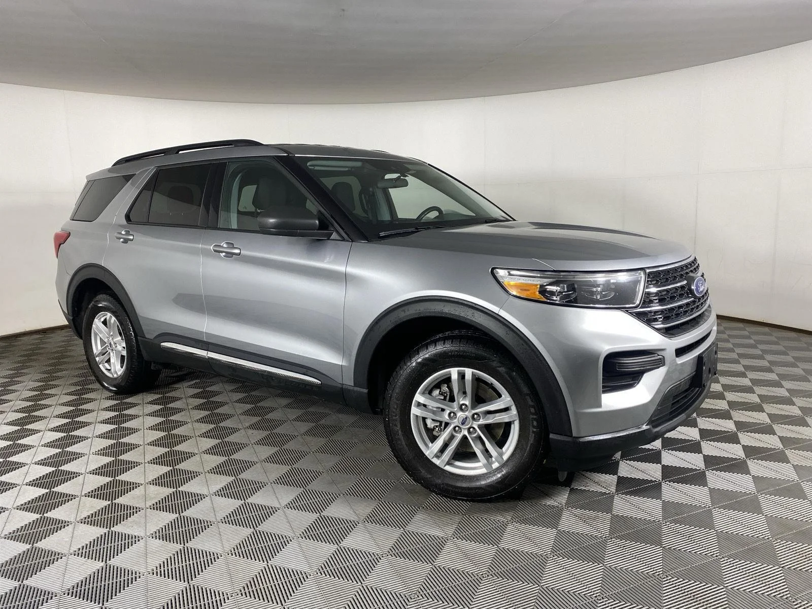 Used 2024 Iconic Silver Ford XLT image 11