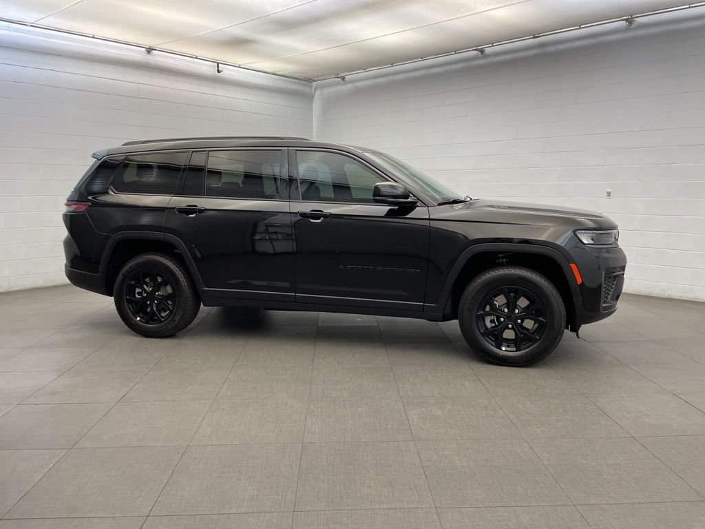 New 2026 Diamond Black Crystal Pearl-Coat Exterior Paint Jeep Altitude image 2