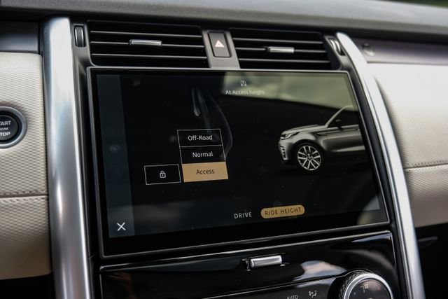 Used 2025 White Land Rover Dynamic SE image 37