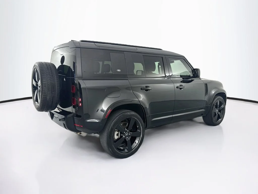Certified Used 2024 Black Land Rover X-Dynamic SE image 5