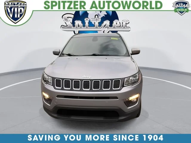 Used 2019 Silver Jeep Latitude image 3