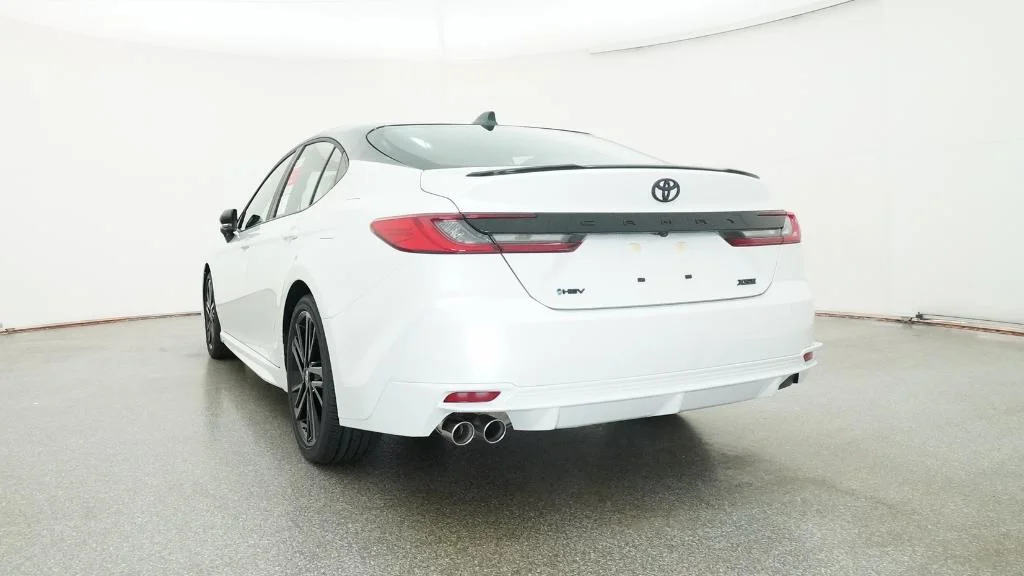 New 2026 Wind Chill Pearl with Midnight Black Metallic roof Toyota XSE image 4