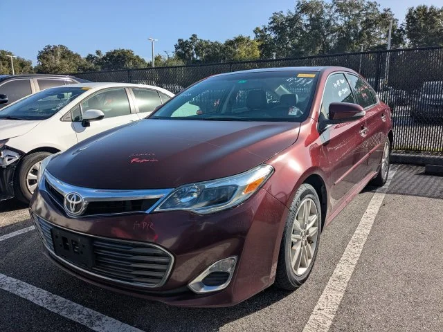 Used 2014  Toyota XLE image 2