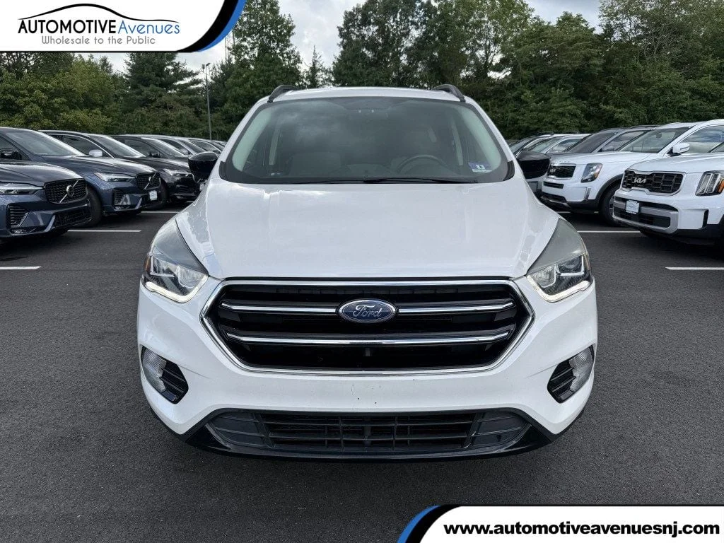 Used 2019 White Platinum Metallic Tri-Coat Ford SE FWD image 1