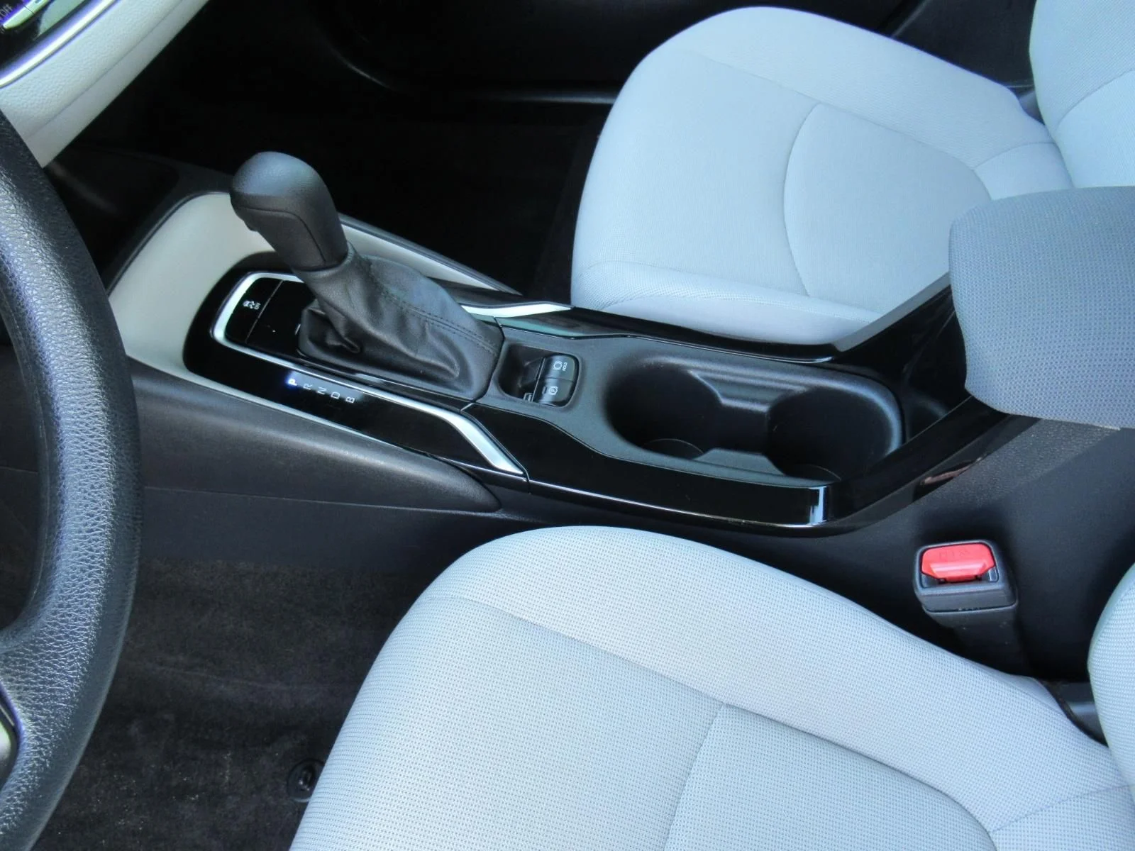 Used 2022 Silver Toyota LE image 18