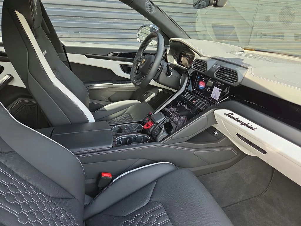 Used 2024 White Lamborghini S image 18