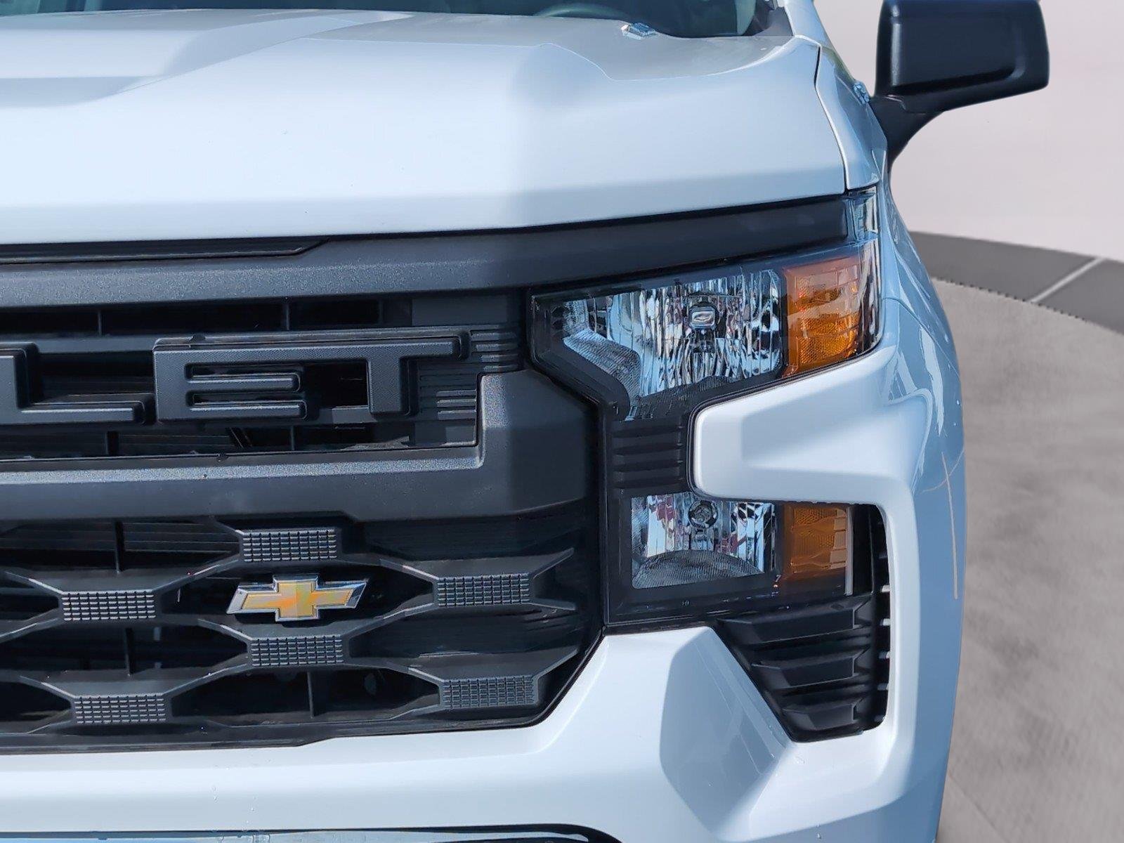 New 2026 Summit White Chevrolet WT image 32