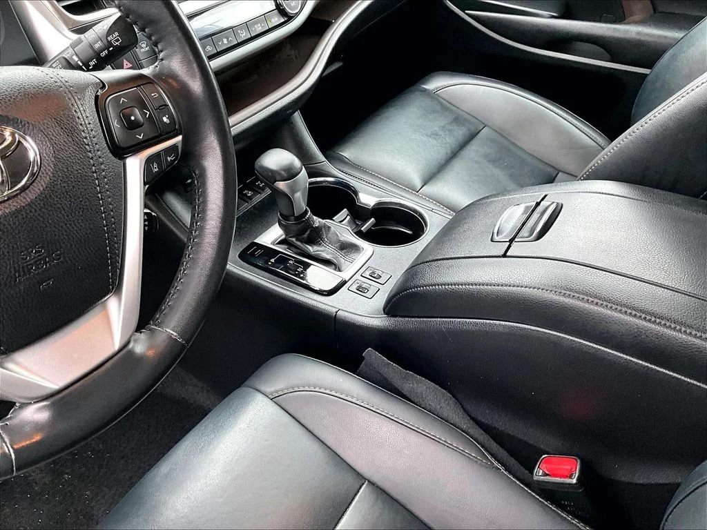 Used 2019 Gray Toyota XLE image 22