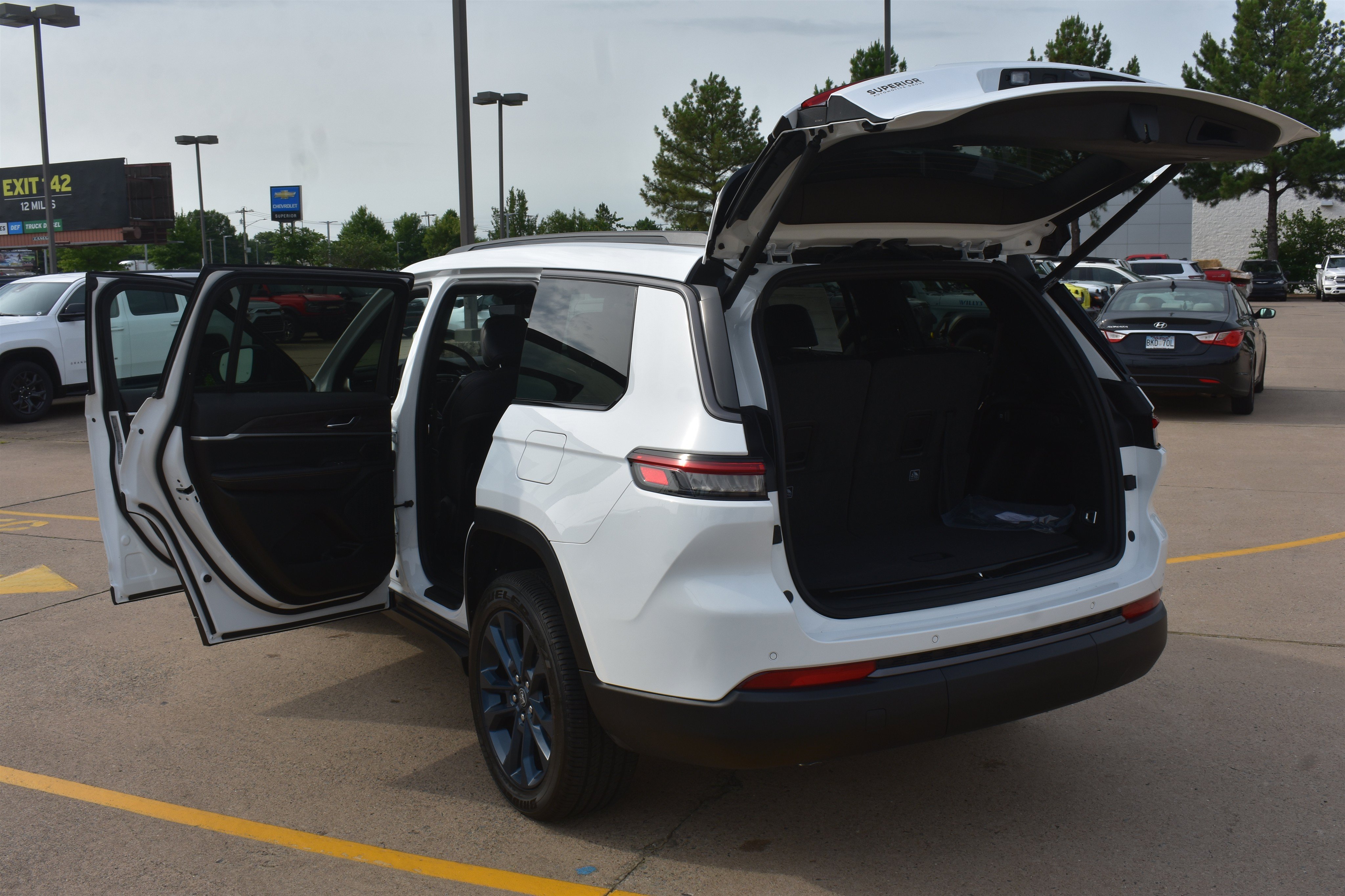 New 2026 Bright White Clear-Coat Exterior Paint Jeep 85th Anniversary Edition image 17