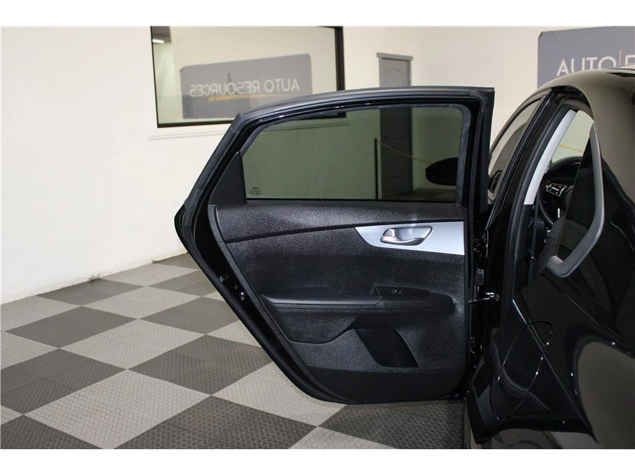 2023 Kia Forte LXS - Photo 13