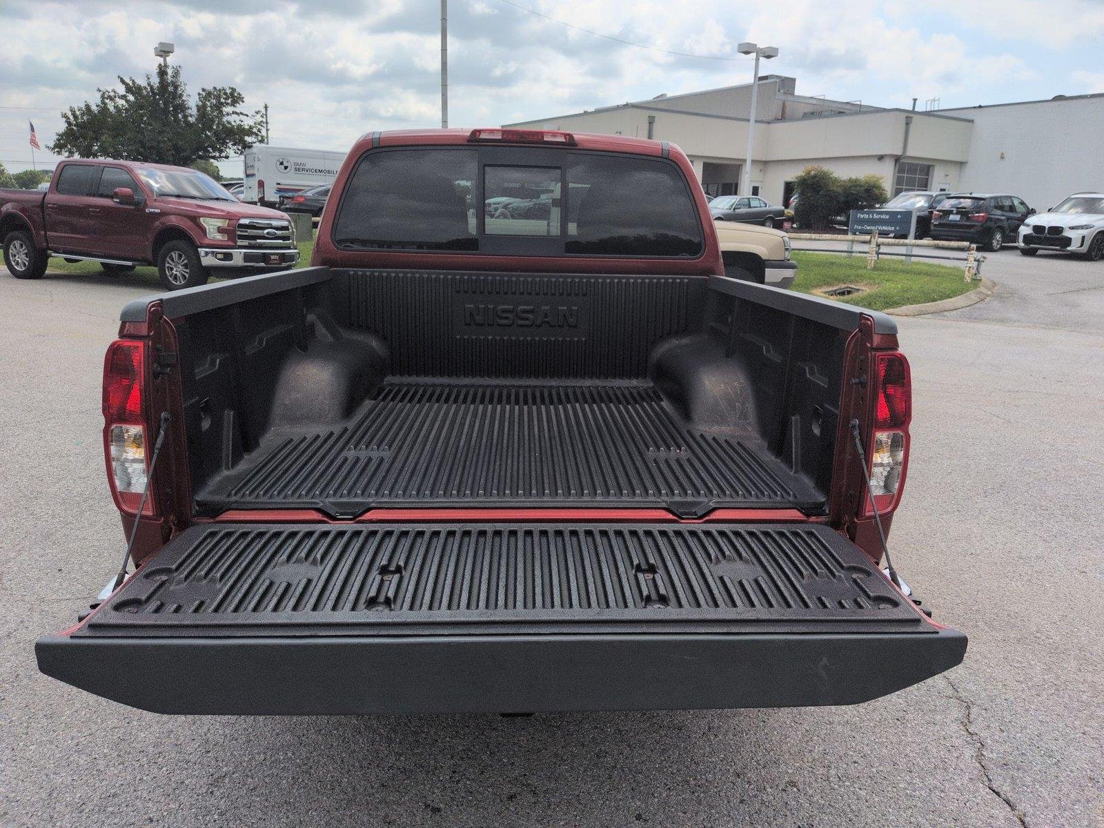 Used 2018 Lava Red Nissan SV V6 image 33