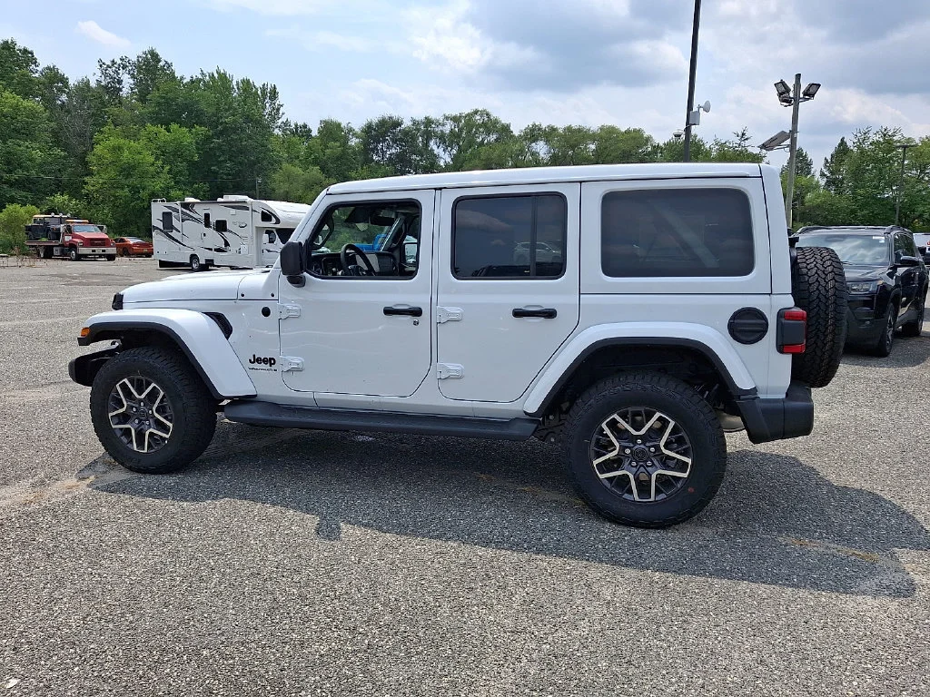 New 2026 Bright White Clear-Coat Exterior Paint Jeep Sahara image 5