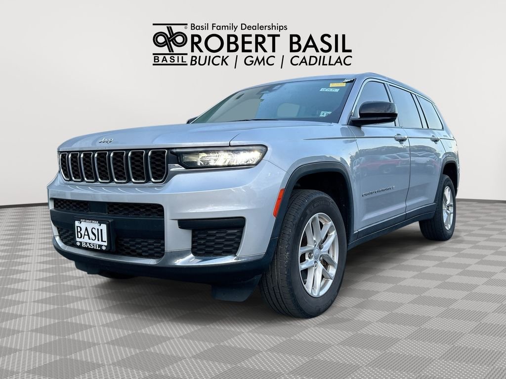 Used 2023 Silver Jeep Laredo image 1