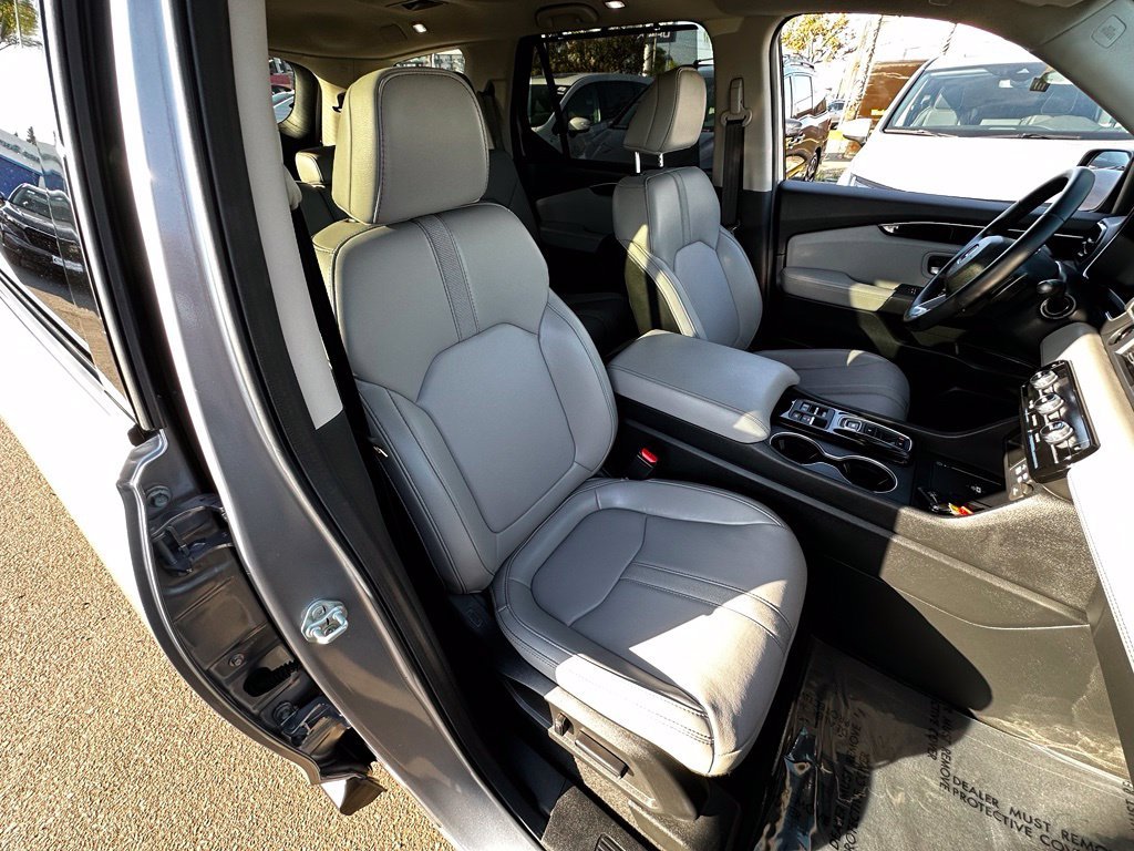 Used 2025 Lunar Silver Metallic Honda Touring image 17