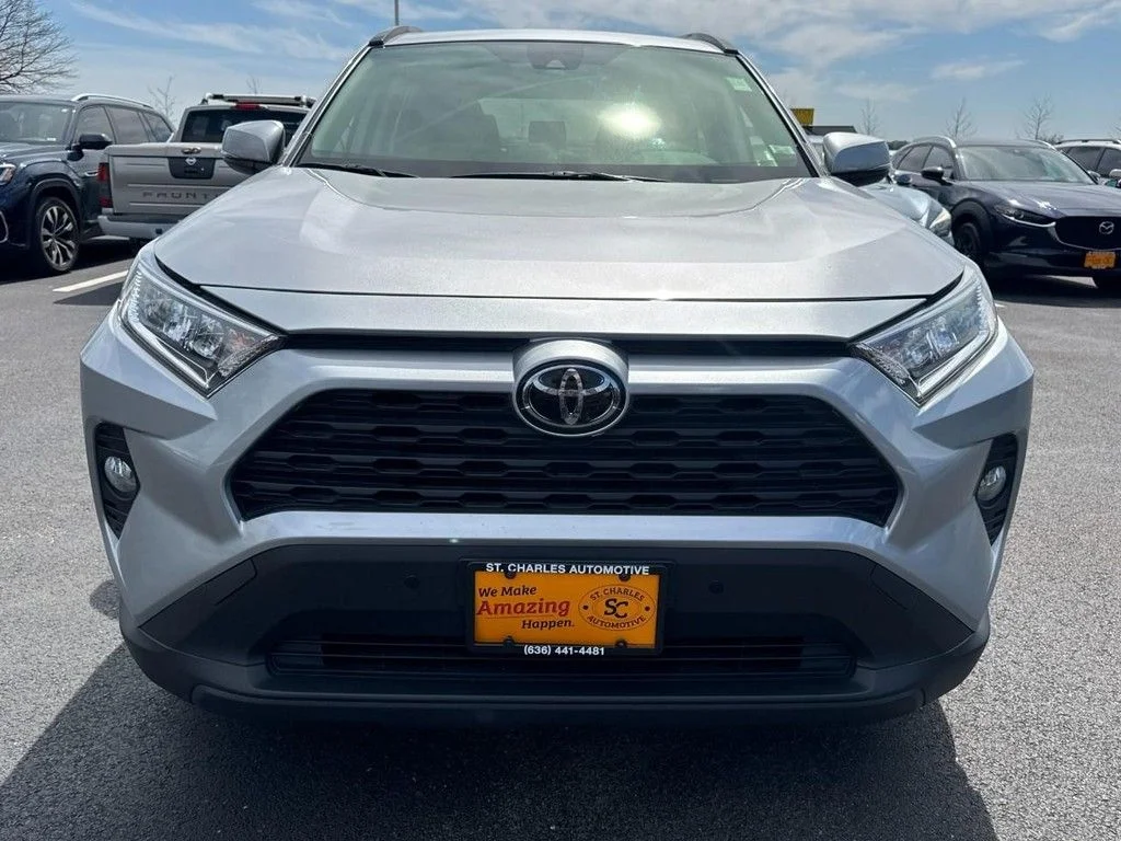 Used 2020 Silver Toyota XLE Premium image 9