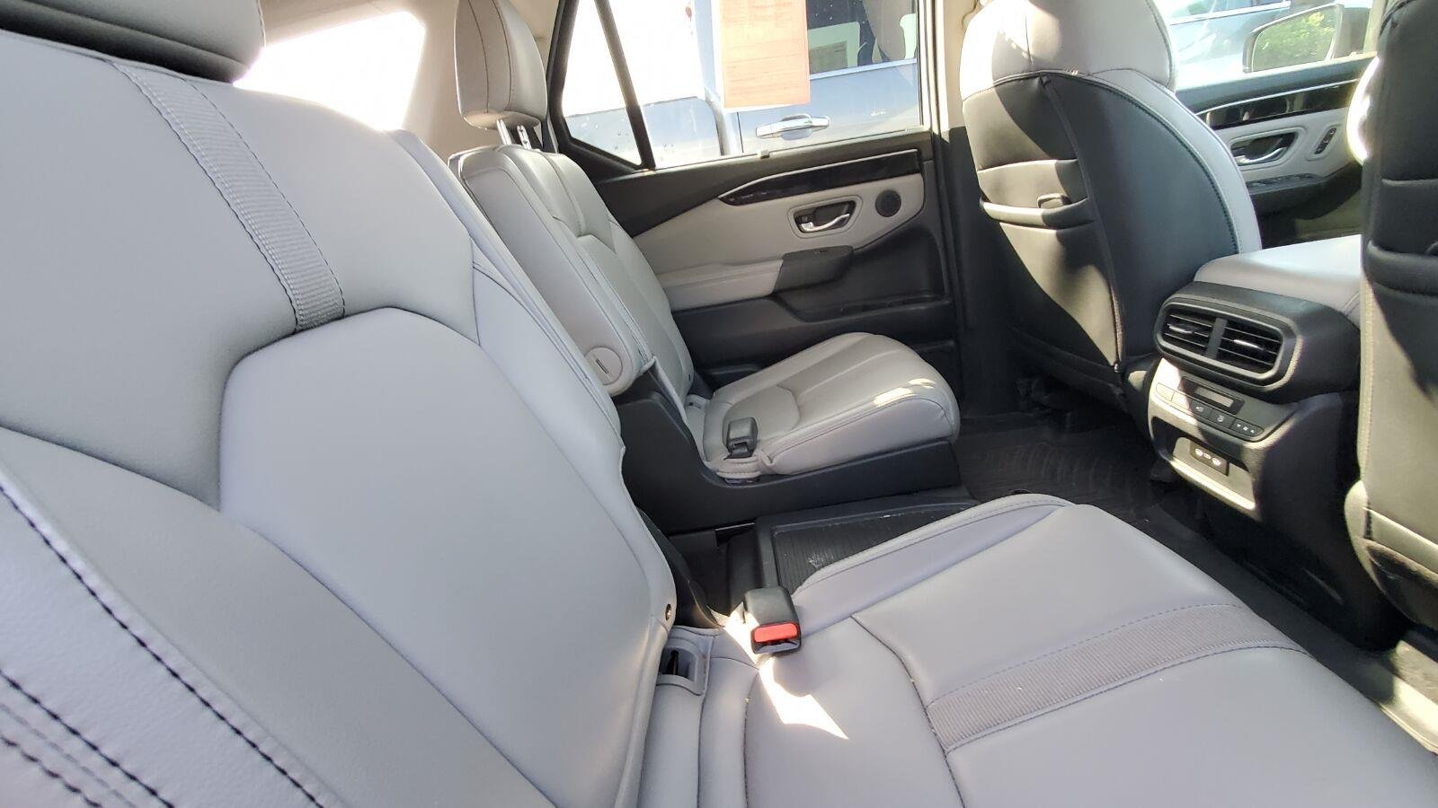 Used 2024 Lunar Silver Metallic Honda EX-L 7 Passenger image 6