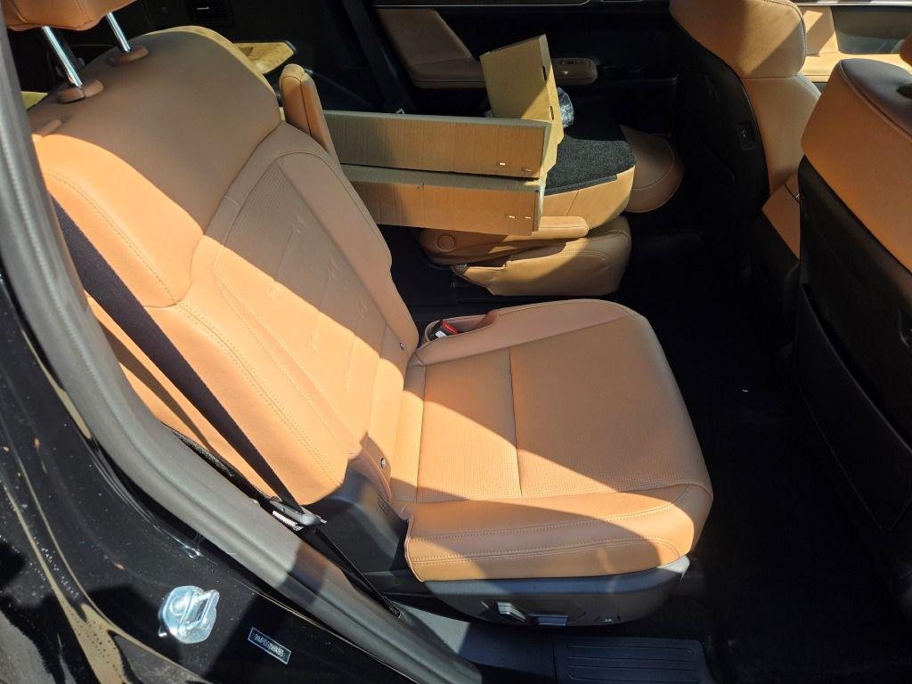 New 2027 Phantom Black Hyundai Limited image 9