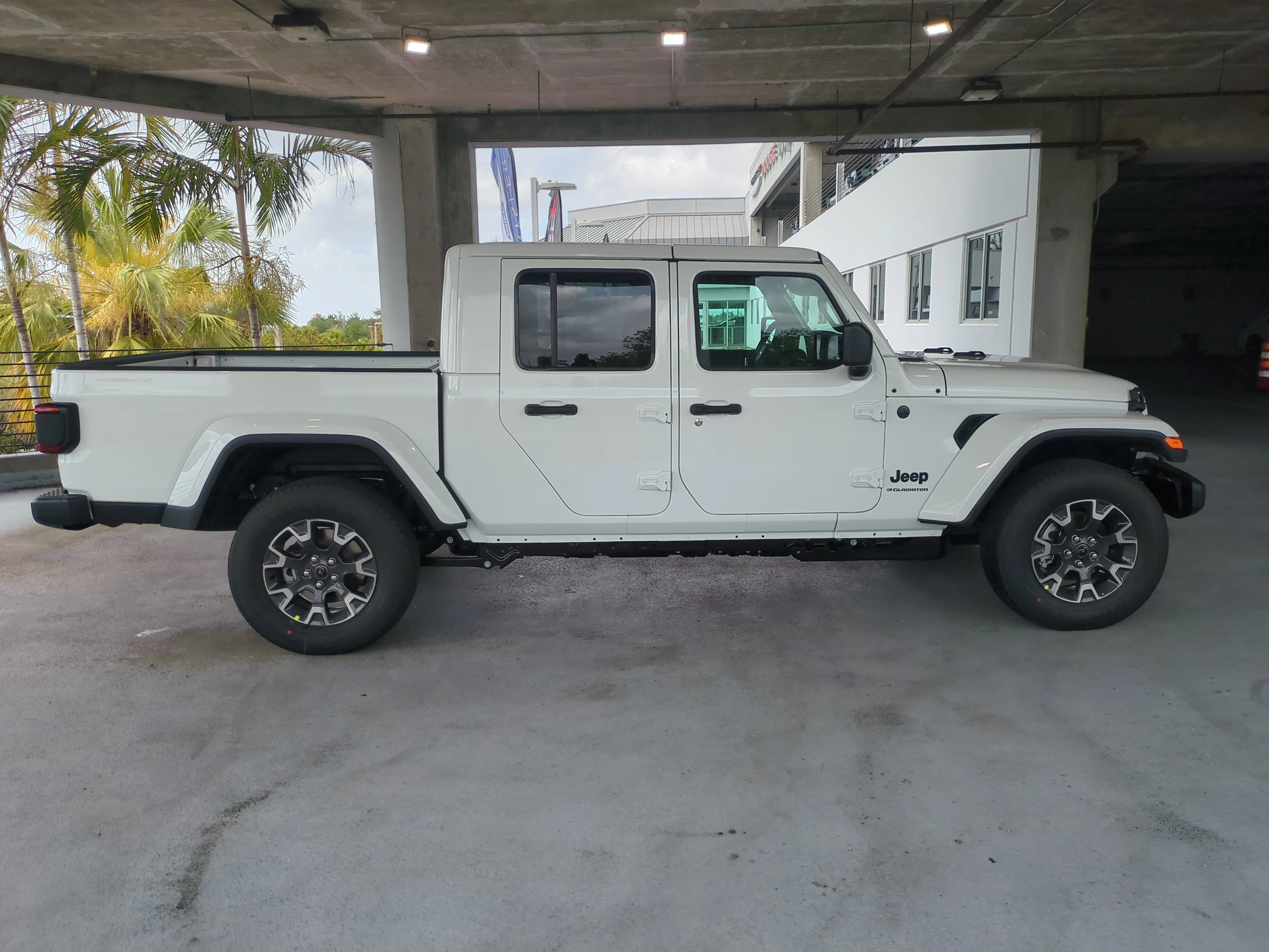 New 2026 Bright White Clear-Coat Exterior Paint Jeep Sahara image 3