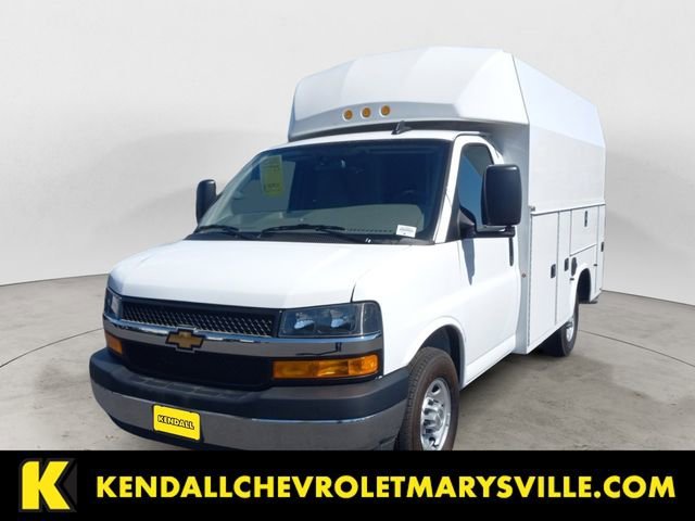 Summit White 2025 Chevrolet Express Chassis 3500 Cutaway 139 Van Rear-Wheel Drive