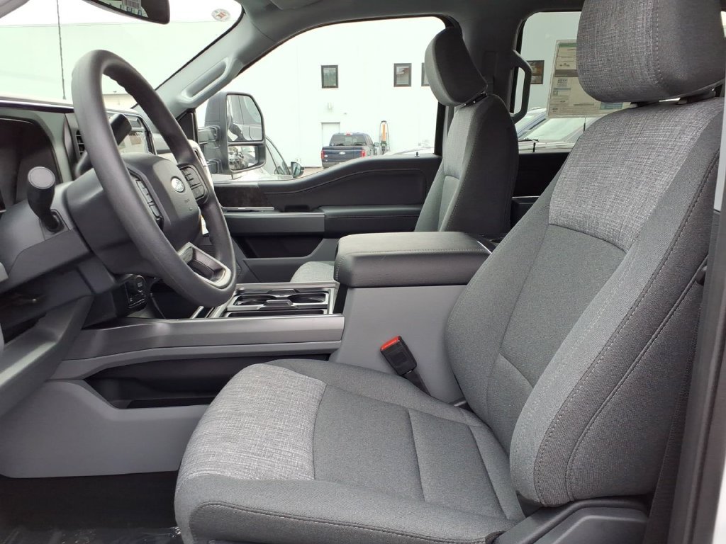 New 2027 Oxford White Ford F-250® XLT image 9
