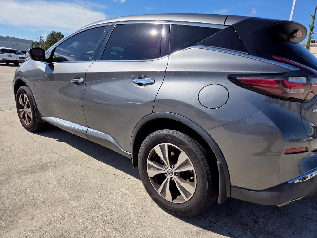 Used 2021 Gray Nissan S image 3