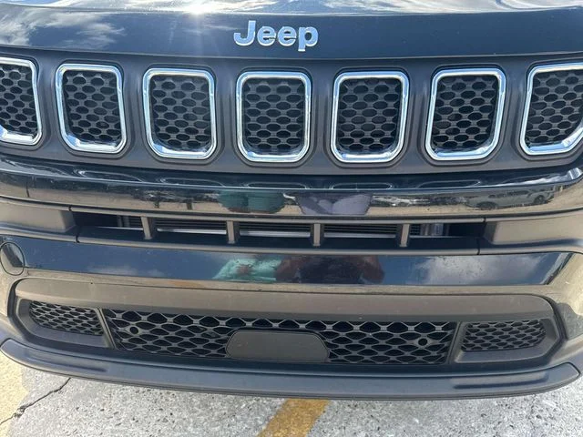 Used 2023 Black Jeep Latitude image 3