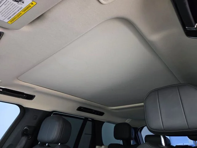Used 2023 White Land Rover SE image 11