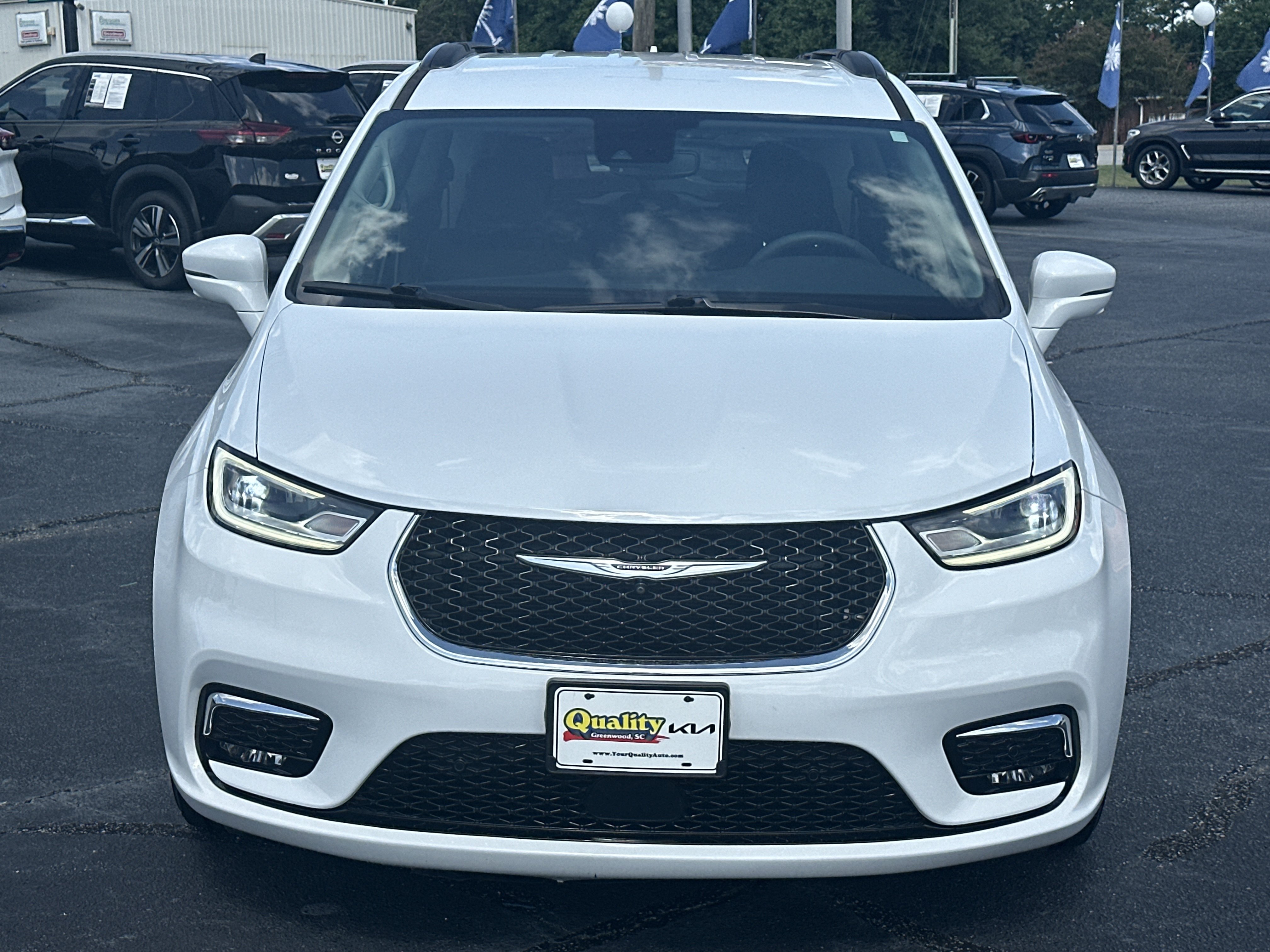 Used 2022 Bright White Clearcoat Chrysler Touring L image 3
