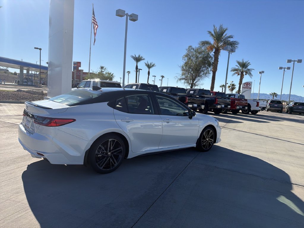 New 2026 Wind Chill Pearl with Midnight Black Metallic roof <sup>1</sup> Toyota  XSE image 4