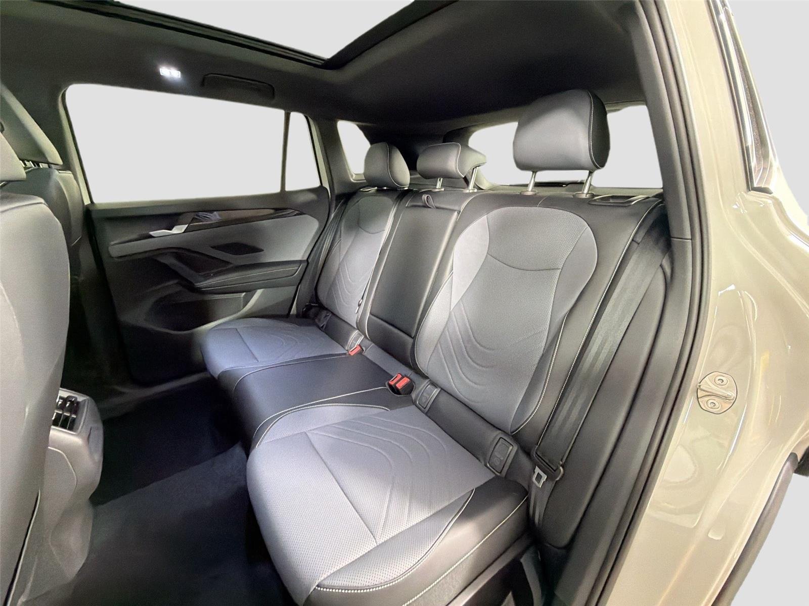 New 2026 Sandstone w/Deep Black Roof Volkswagen SE R-Line Black image 23