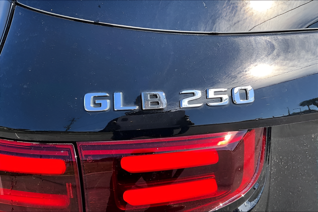 Used 2025 Black Mercedes-Benz GLB 250 image 16